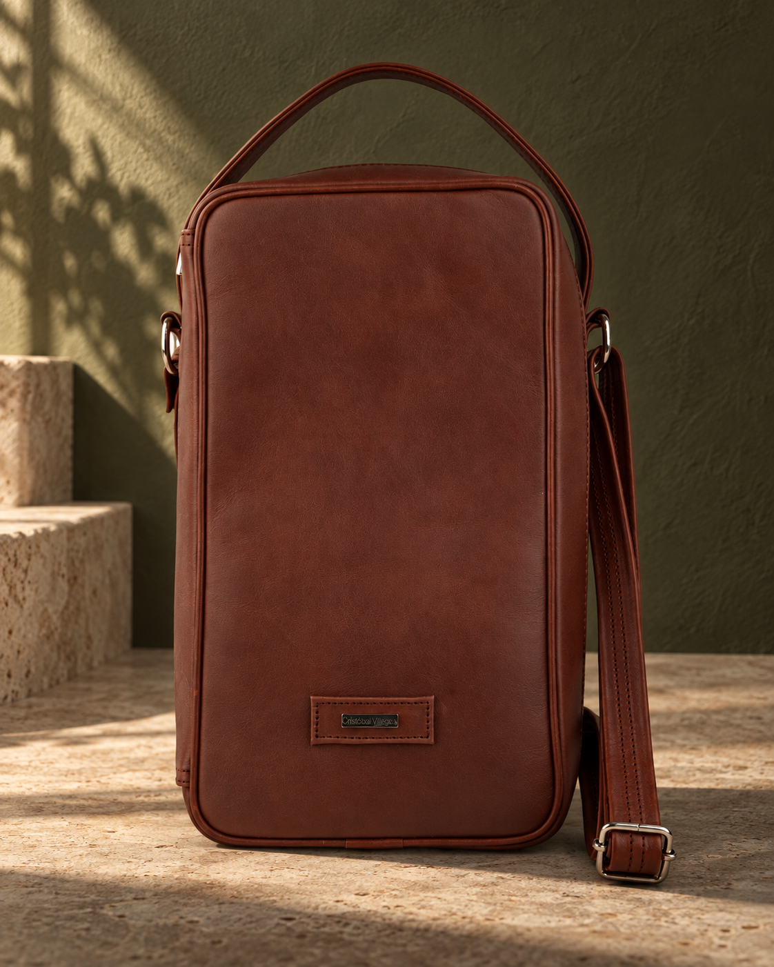 Portada editorial de mochila de viaje café de Cristóbal Villegas