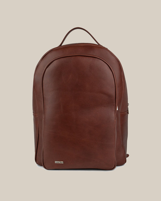 mochila tinto, fotografía de estudio sobre fondo topo claro