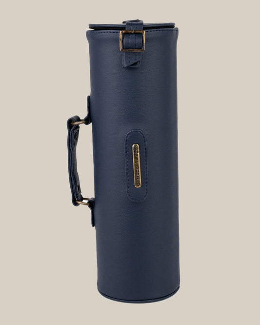 porta vino shira azul, fotografía de estudio sobre fondo topo claro