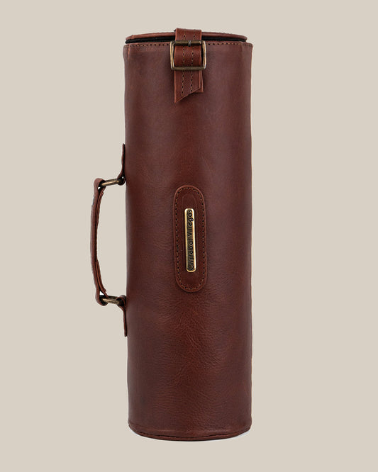 porta vino shira cuero vino, fotografía de estudio sobre fondo topo claro